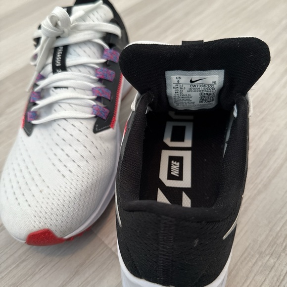 Nike Black and White Sneakers with Red and Purple Highlights - Picture 5 of 6